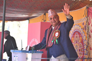 एमाले वरिष्ठ उपाध्यक्ष ईश्वर पोखरेलले गरे मतदान
